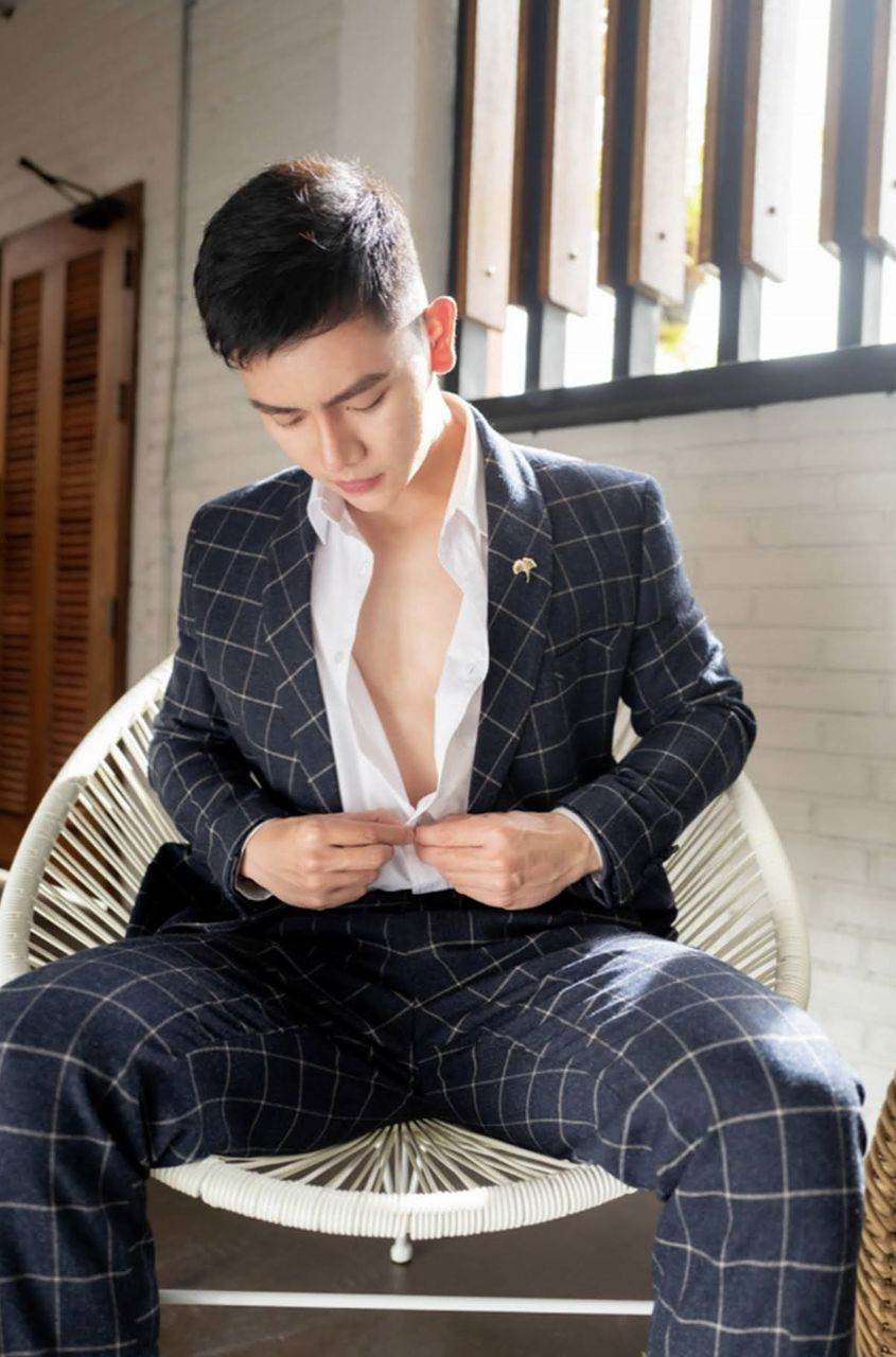 หนุ่มหล่อขึ้นปก 981