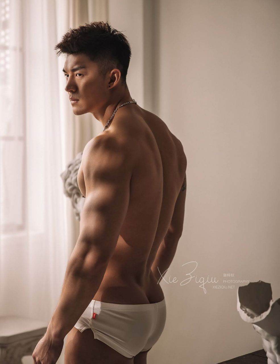 หนุ่มหล่อขึ้นปก 964.2