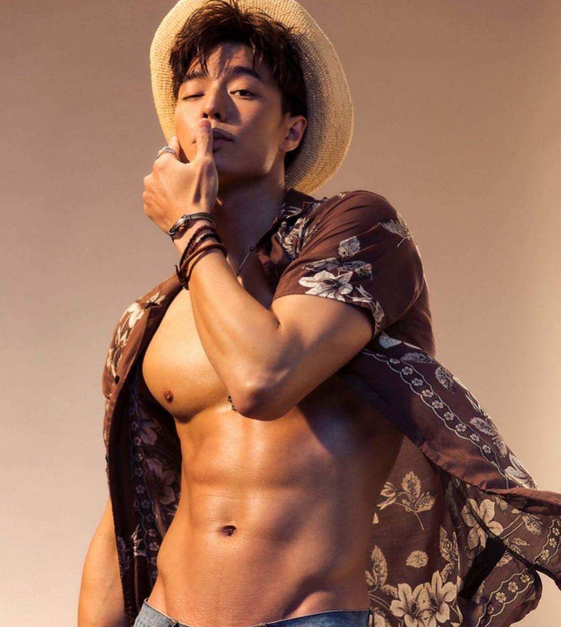 หนุ่มหล่อขึ้นปก 968.1