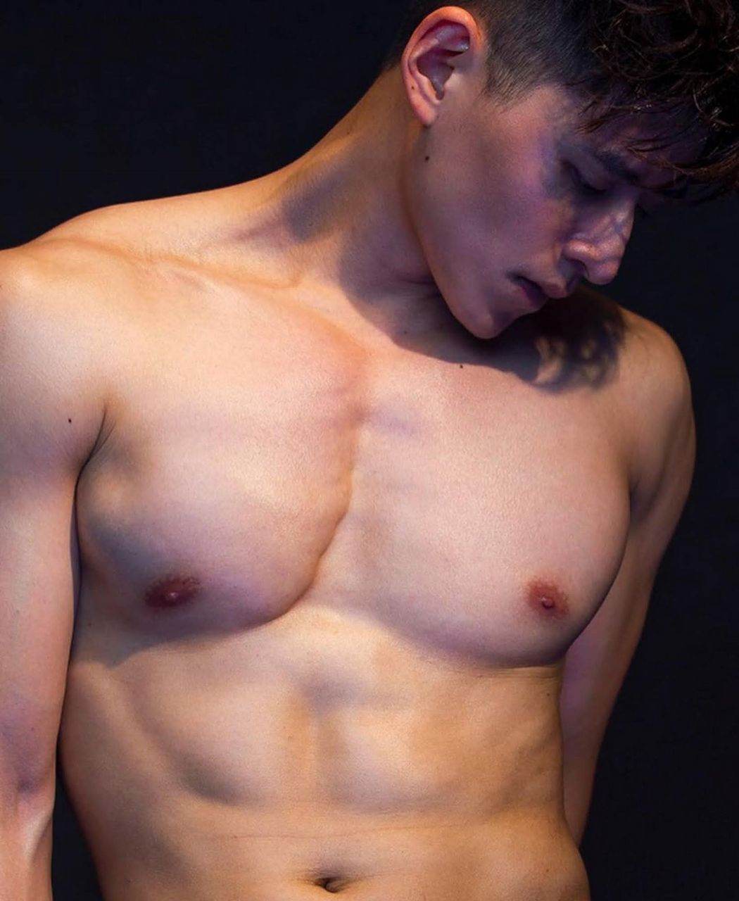 หนุ่มหล่อขึ้นปก 968.1