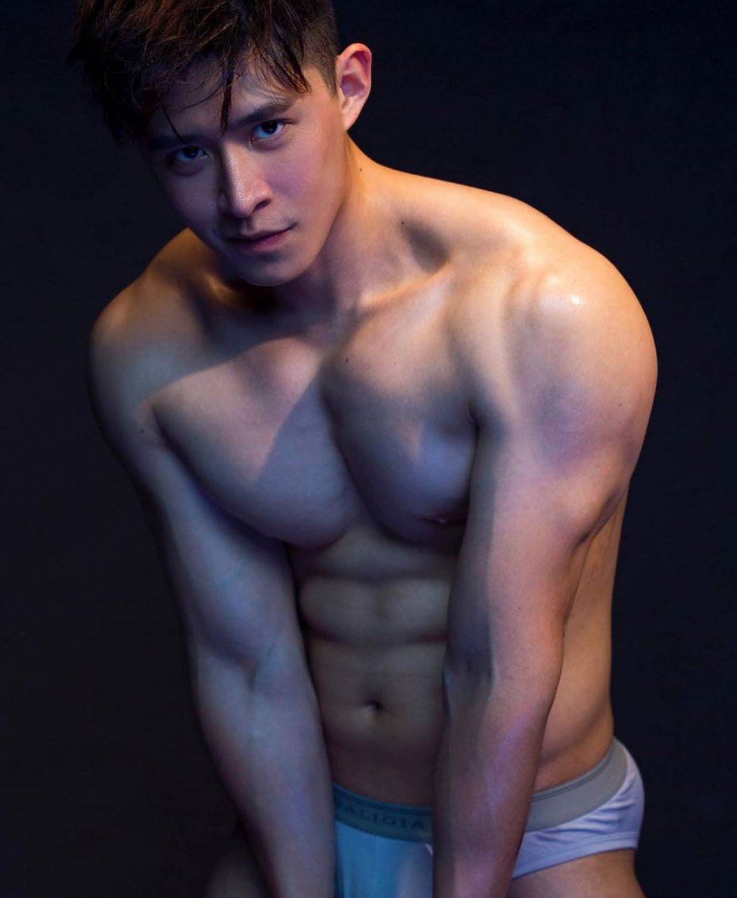 หนุ่มหล่อขึ้นปก 968.1