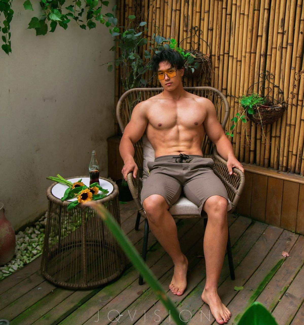 หนุ่มหล่อขึ้นปก 971.1