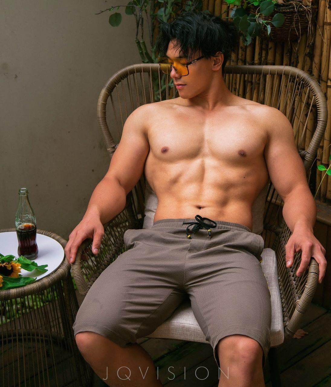 หนุ่มหล่อขึ้นปก 971.1