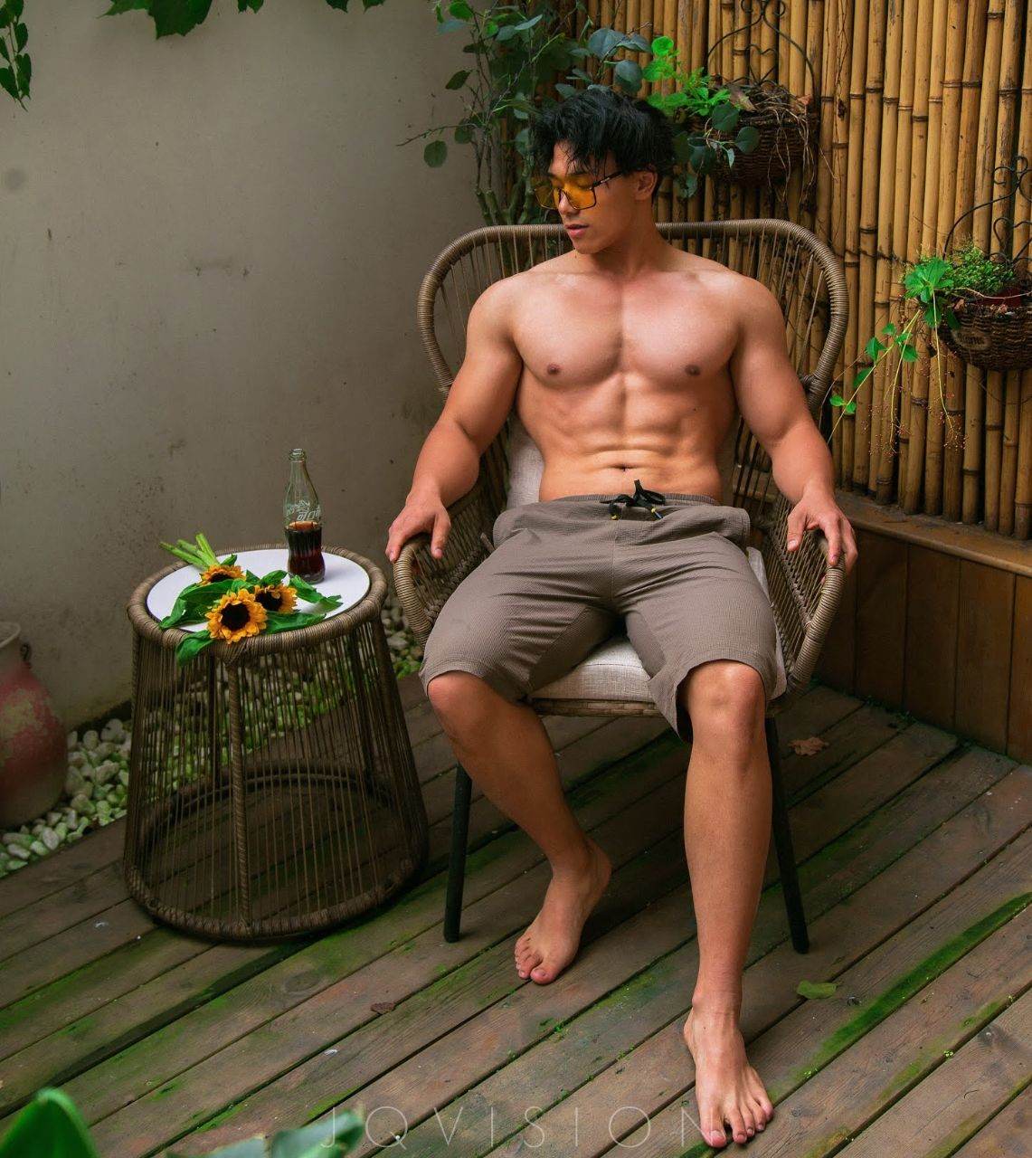 หนุ่มหล่อขึ้นปก 971.1