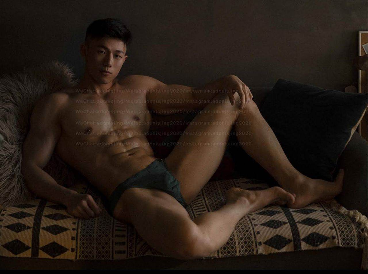หนุ่มหล่อขึ้นปก 976.1