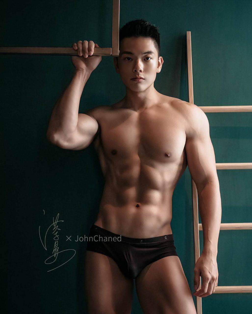 หนุ่มหล่อขึ้นปก 979.1