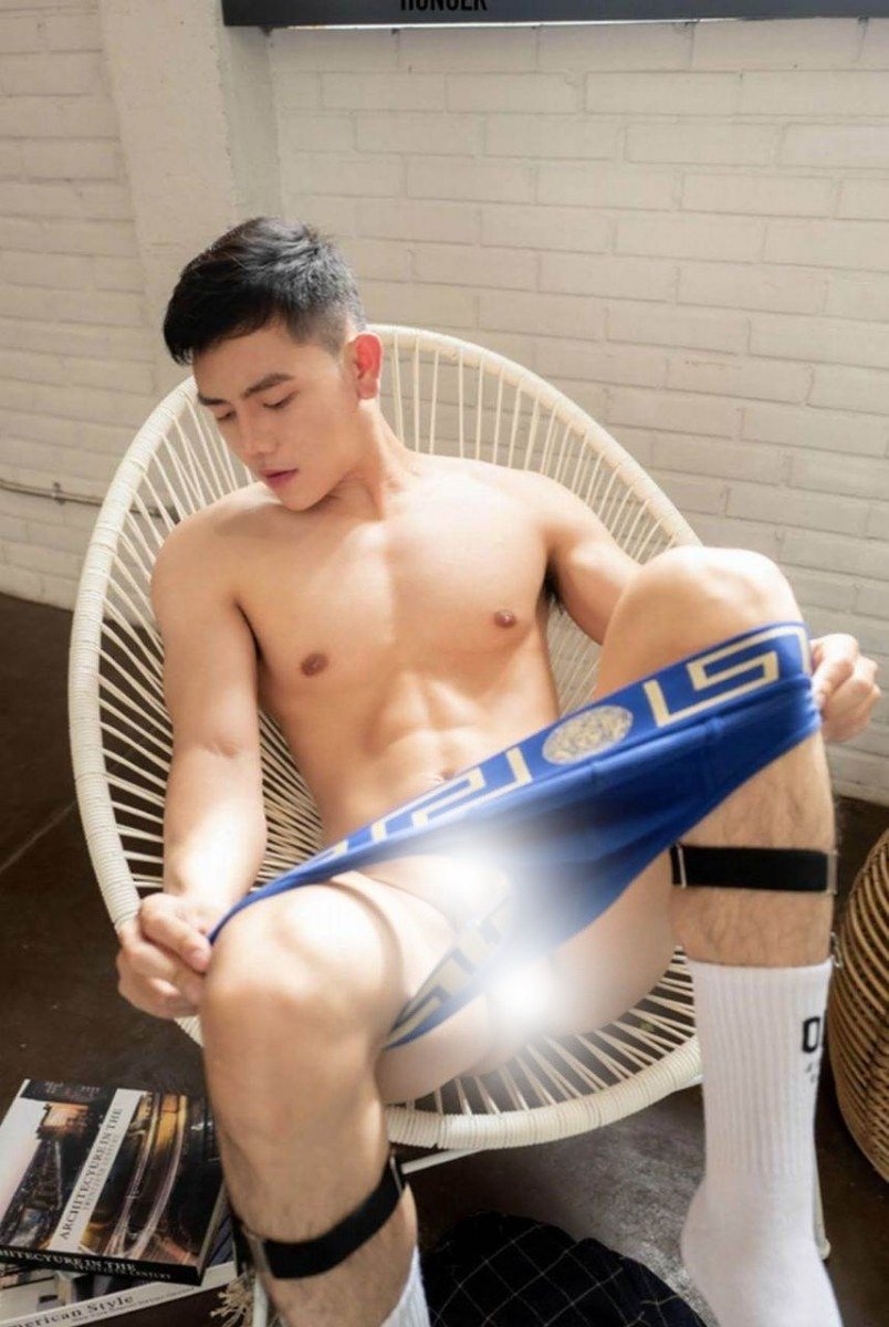 หนุ่มหล่อขึ้นปก 981.1