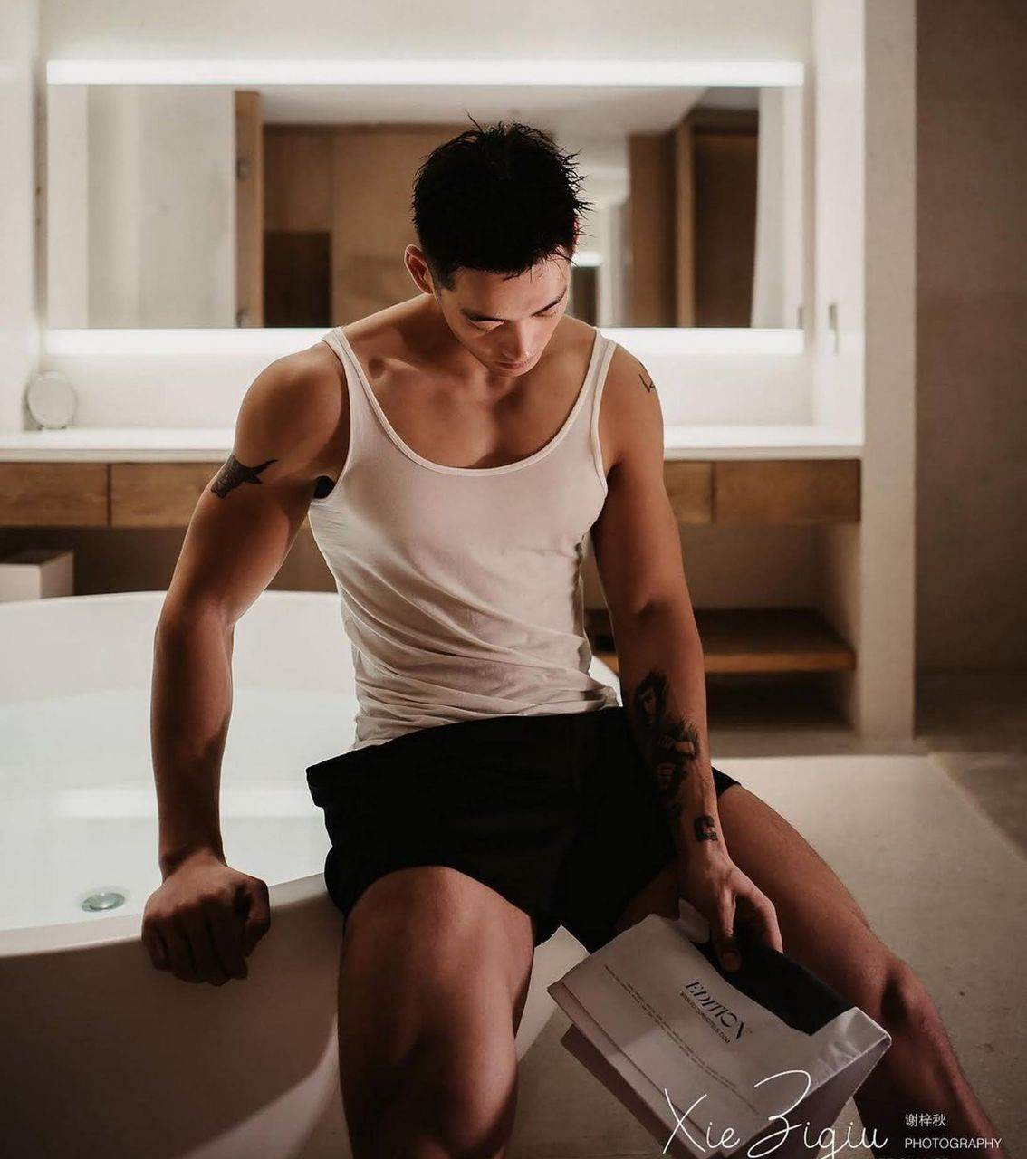 หนุ่มหล่อขึ้นปก 964.3