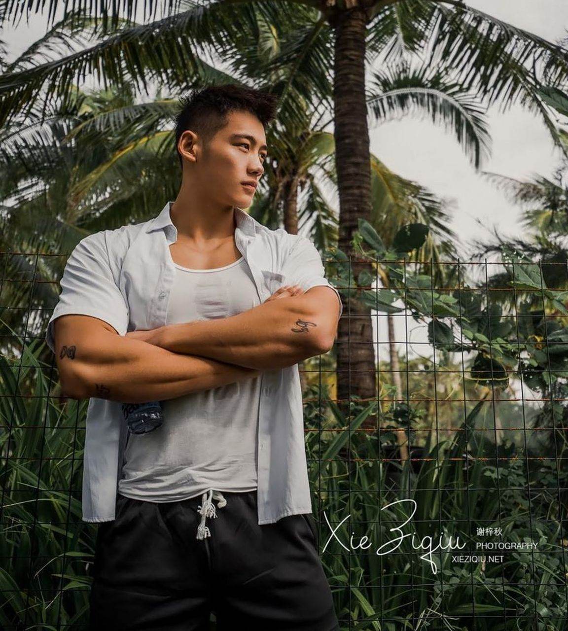 หนุ่มหล่อขึ้นปก 964.3