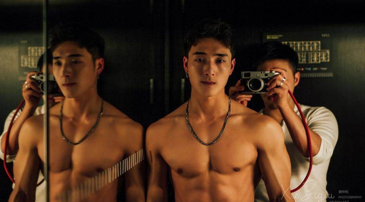 หนุ่มหล่อขึ้นปก 964.3