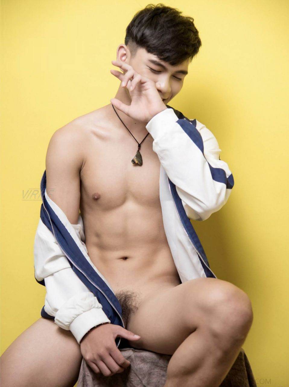 หนุ่มหล่อขึ้นปก 966.3