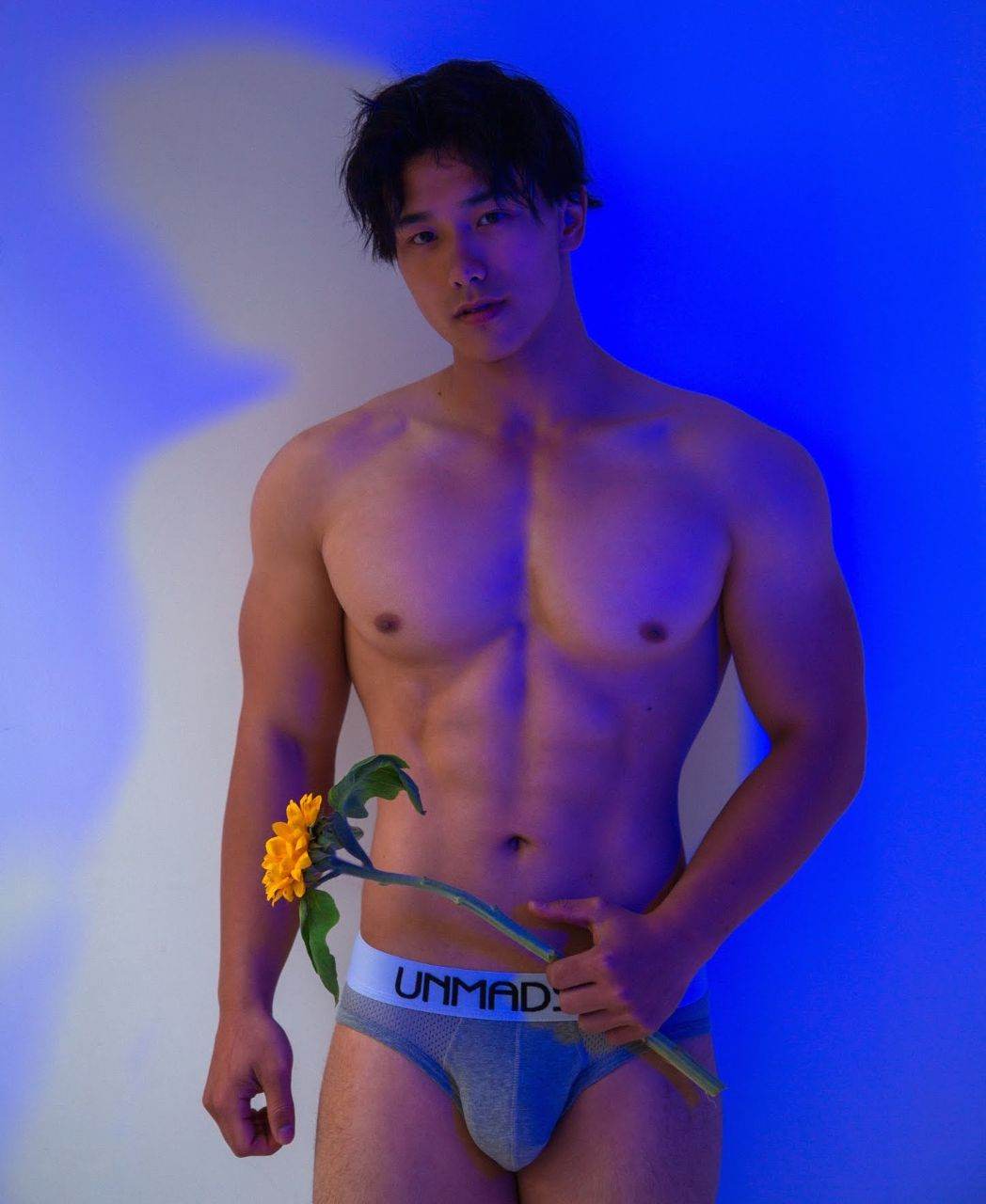 หนุ่มหล่อขึ้นปก 971.2