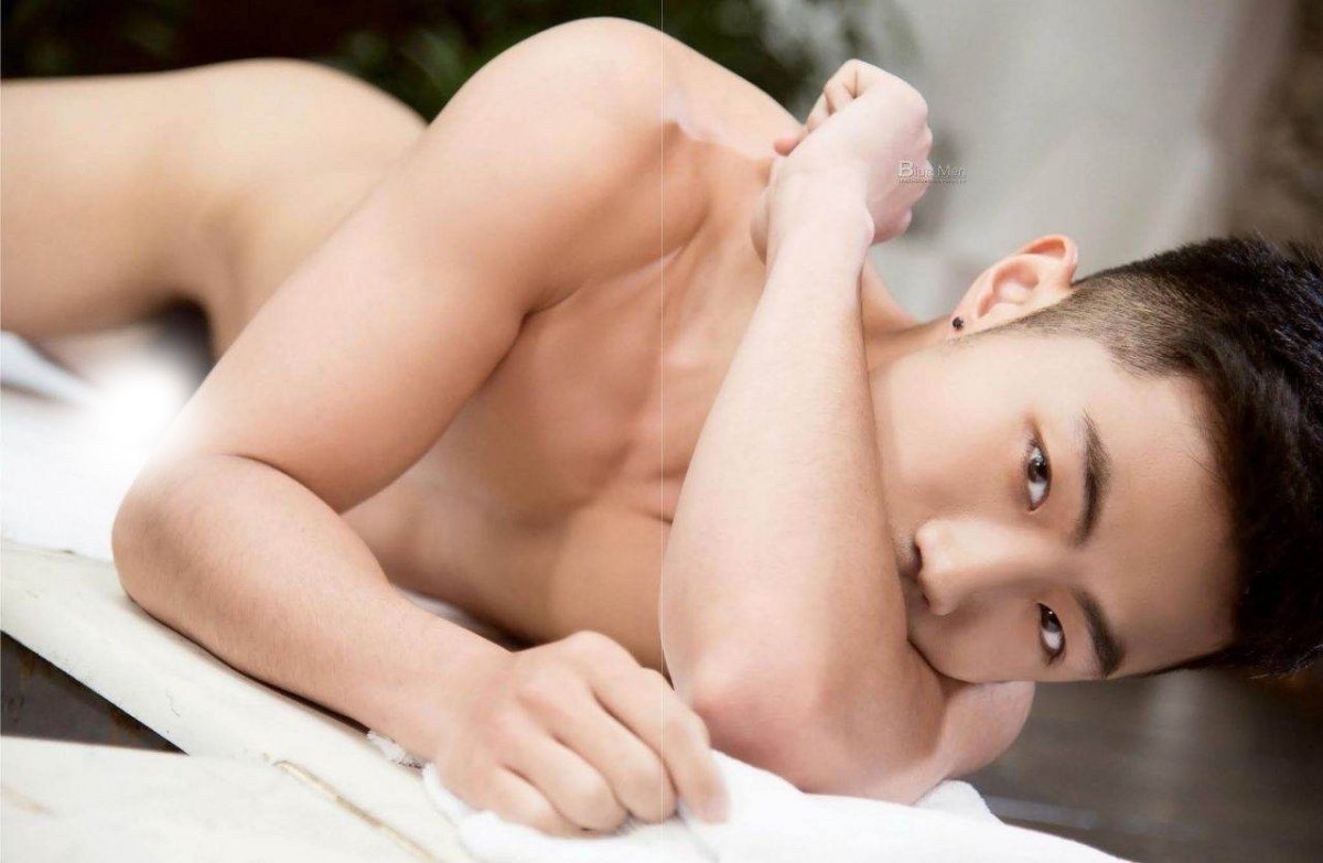 หนุ่มหล่อขึ้นปก 977.2
