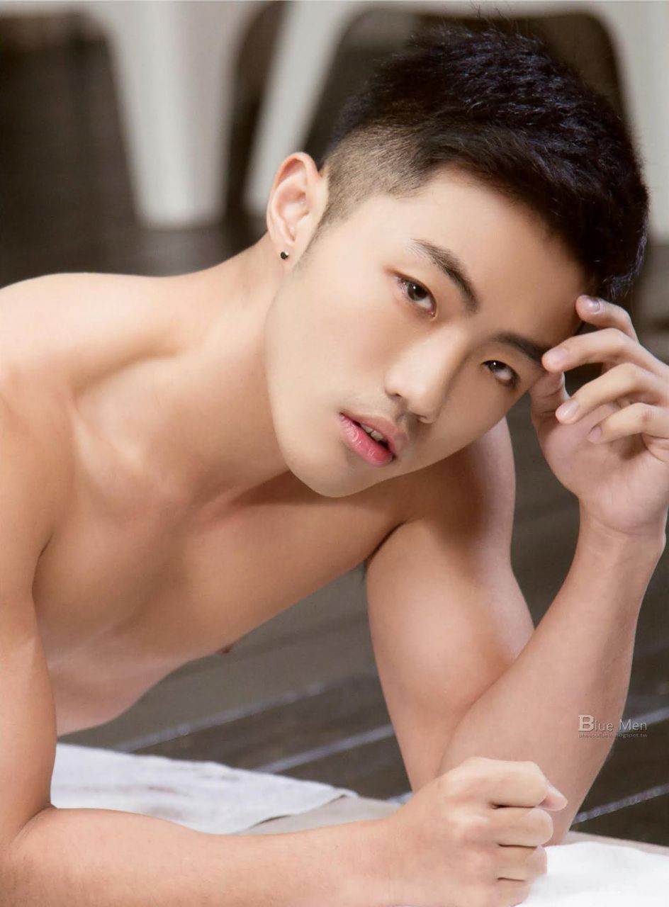 หนุ่มหล่อขึ้นปก 977.2