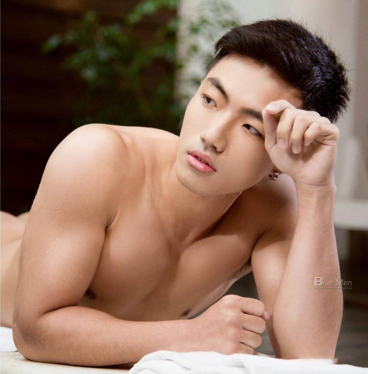 หนุ่มหล่อขึ้นปก 977.2