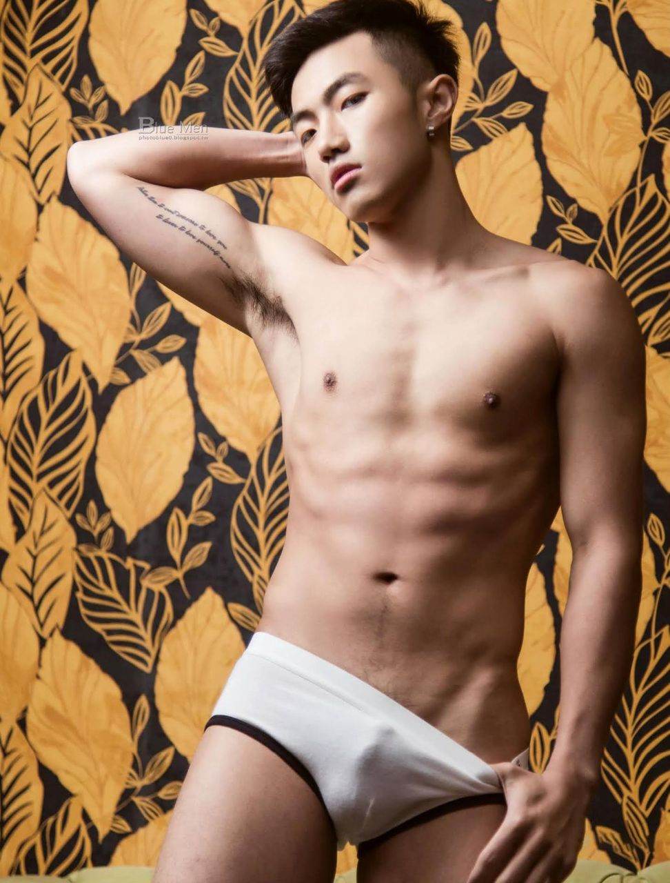 หนุ่มหล่อขึ้นปก 977.2