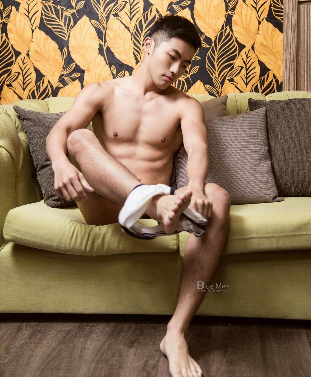 หนุ่มหล่อขึ้นปก 977.2