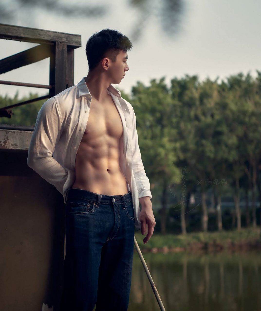 หนุ่มหล่อขึ้นปก 979.2
