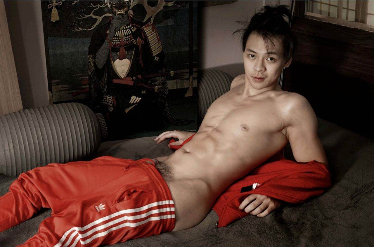 หนุ่มหล่อขึ้นปก 983