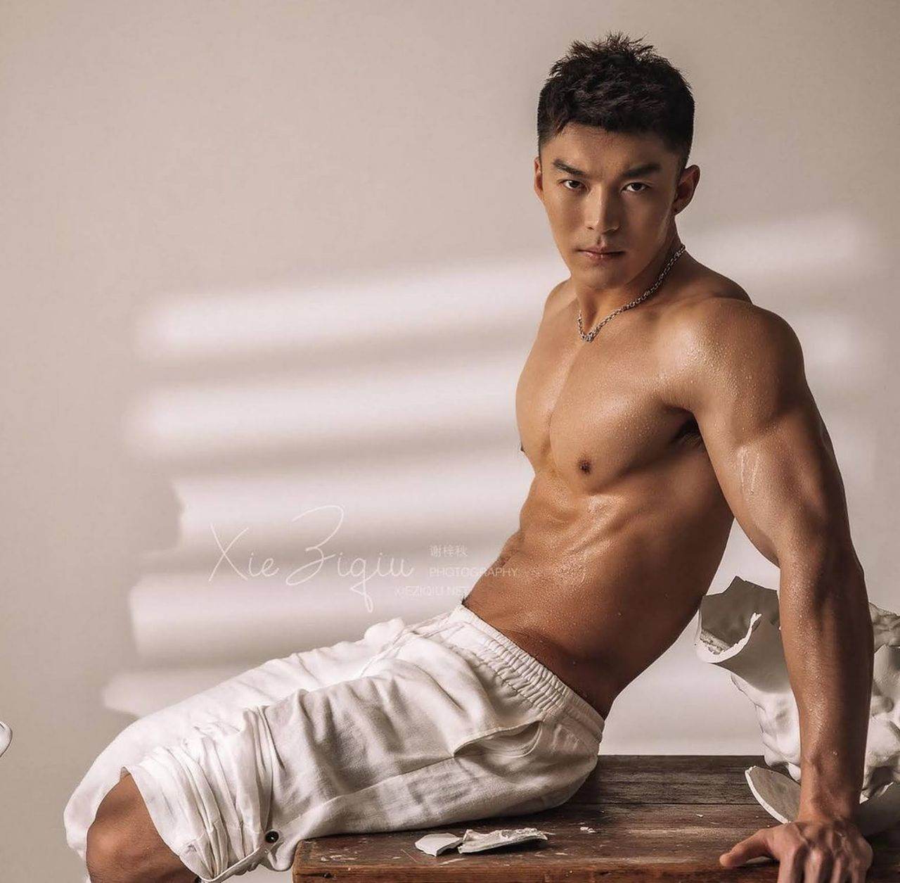 หนุ่มหล่อขึ้นปก 964.4