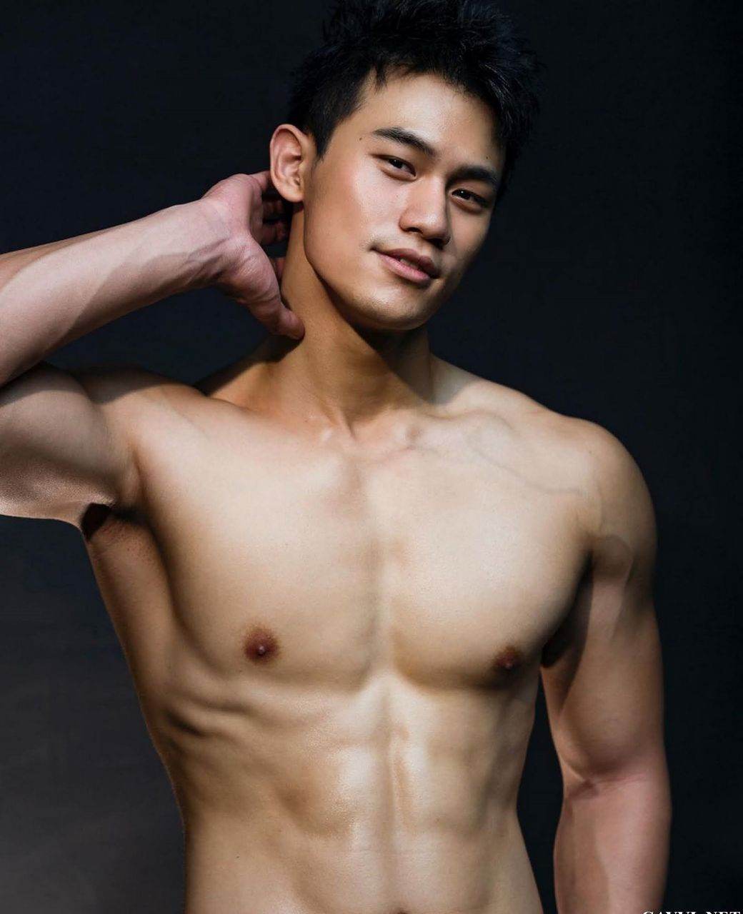 หนุ่มหล่อขึ้นปก 968.3