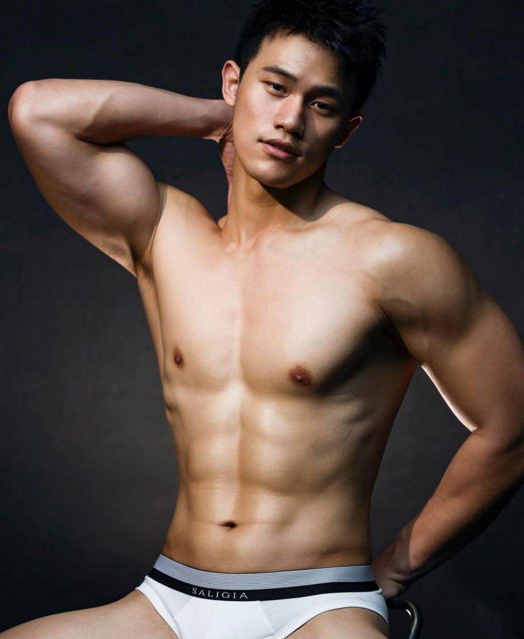 หนุ่มหล่อขึ้นปก 968.3