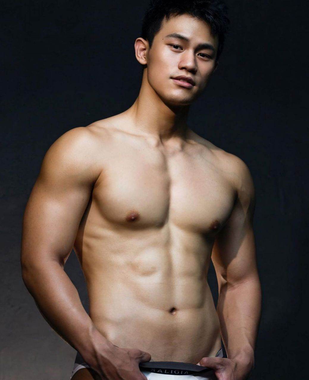 หนุ่มหล่อขึ้นปก 968.3
