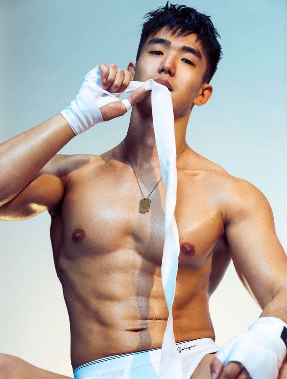 หนุ่มหล่อขึ้นปก 968.3