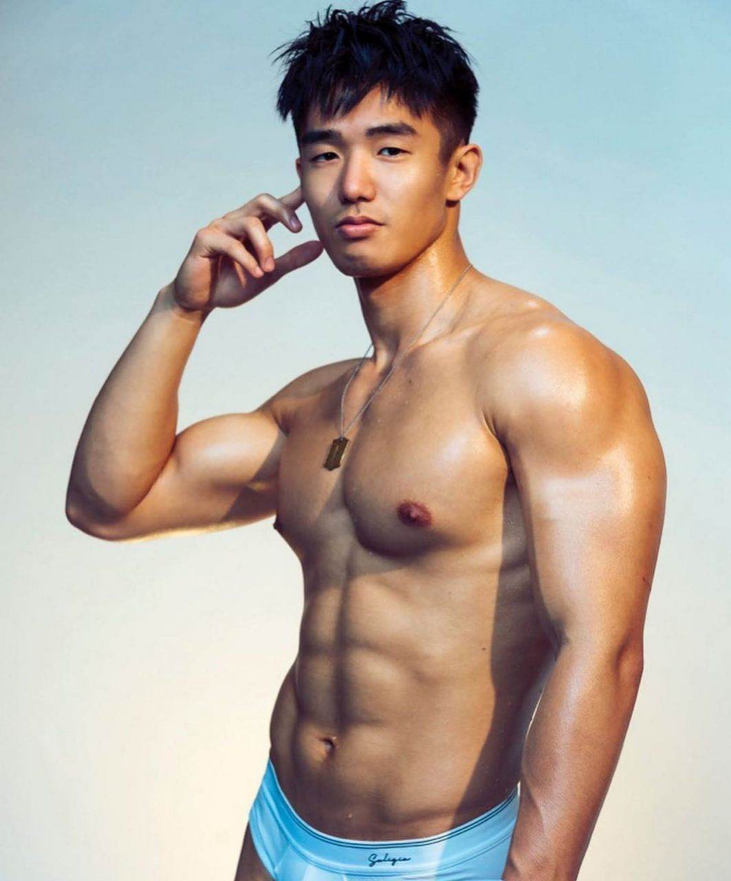 หนุ่มหล่อขึ้นปก 968.3