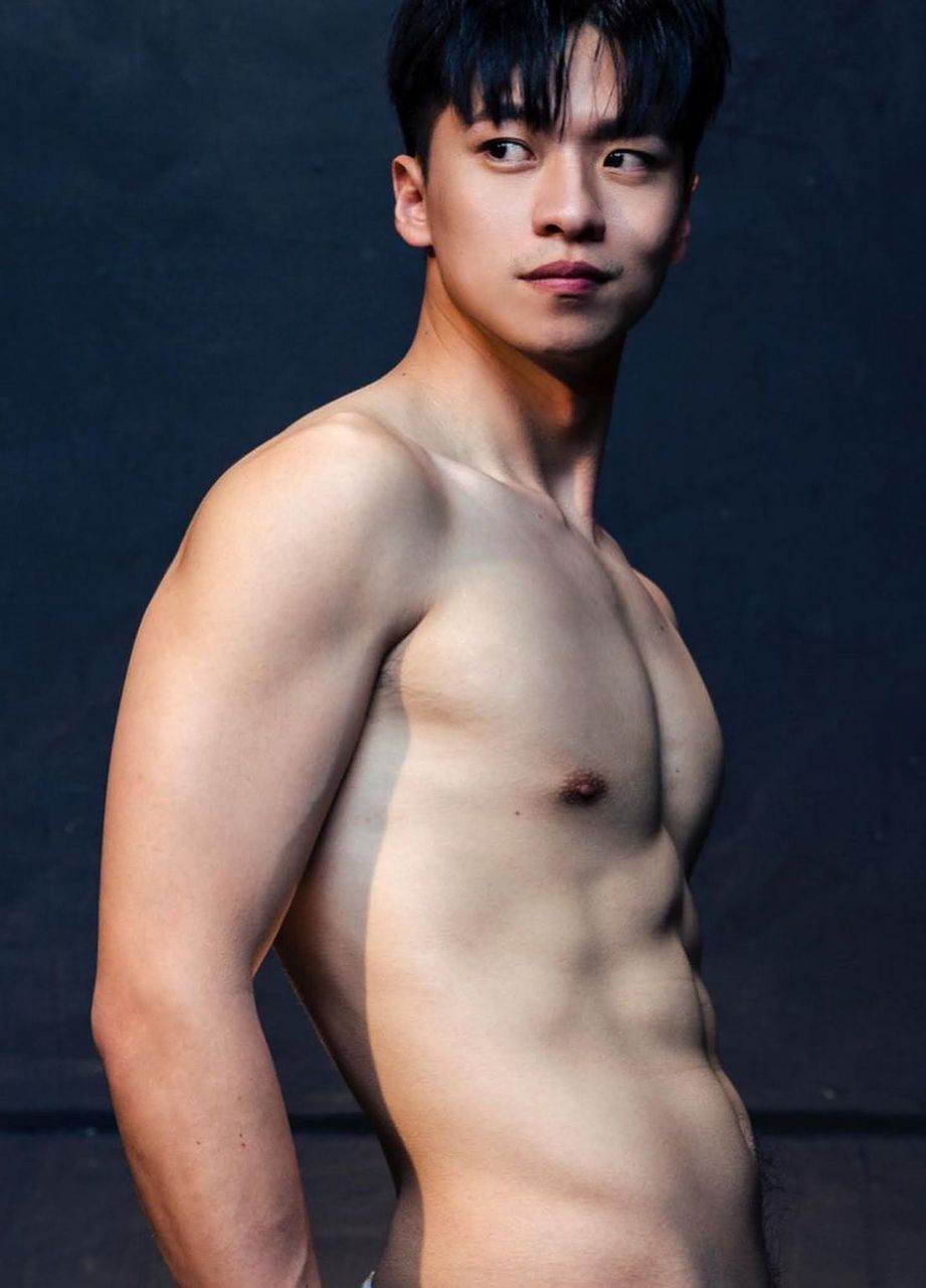 หนุ่มหล่อขึ้นปก 968.3