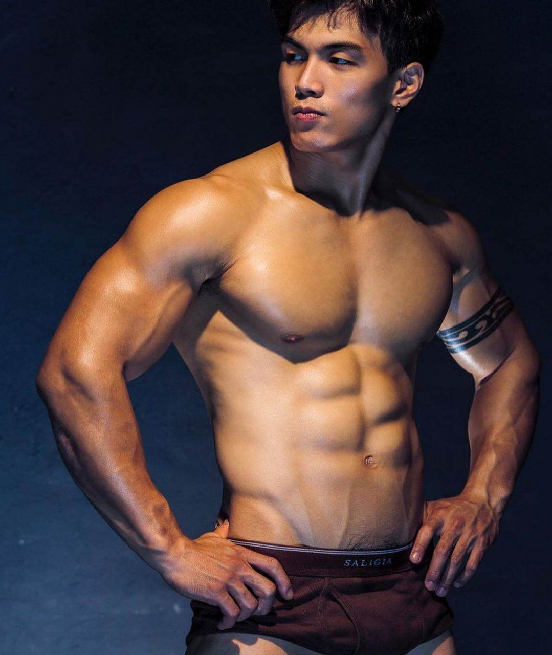 หนุ่มหล่อขึ้นปก 968.3