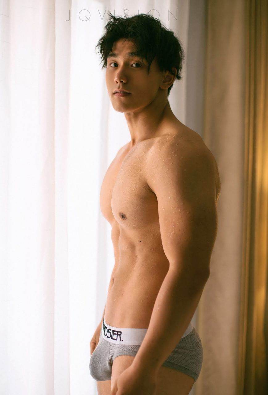 หนุ่มหล่อขึ้นปก 971.3