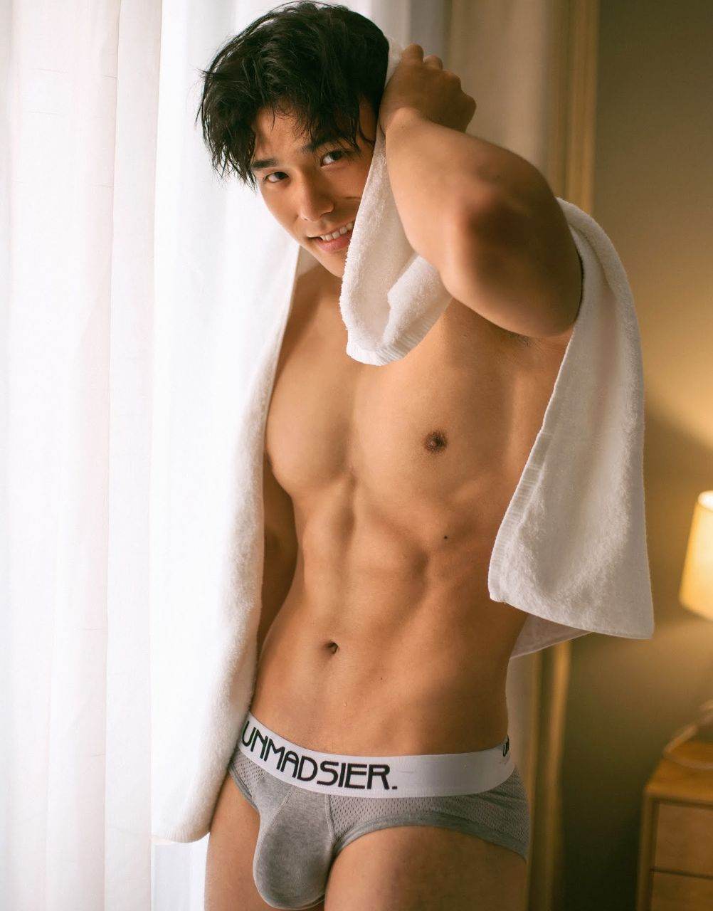 หนุ่มหล่อขึ้นปก 971.3
