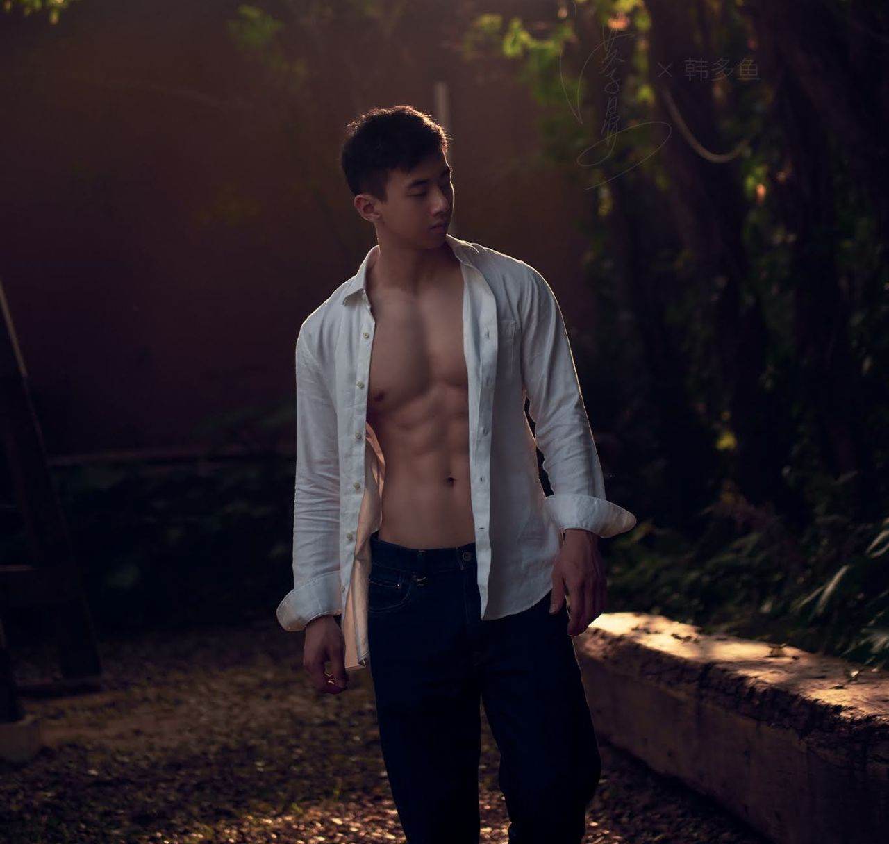 หนุ่มหล่อขึ้นปก 979.3