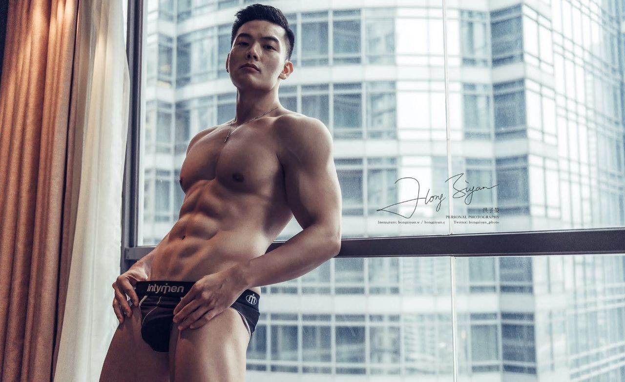 หนุ่มหล่อขึ้นปก 979.3