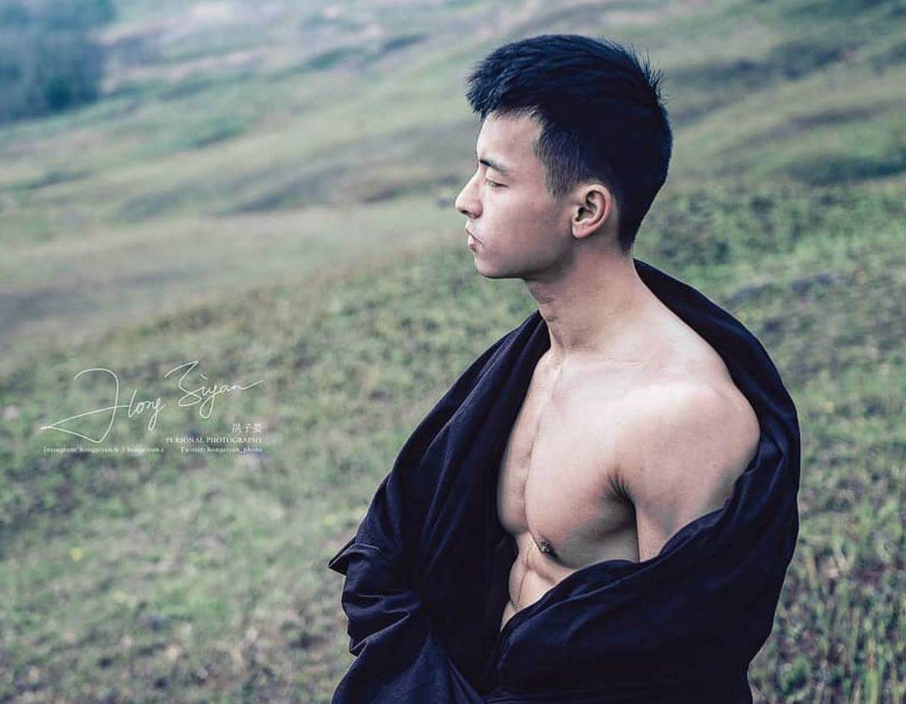 หนุ่มหล่อขึ้นปก 979.3