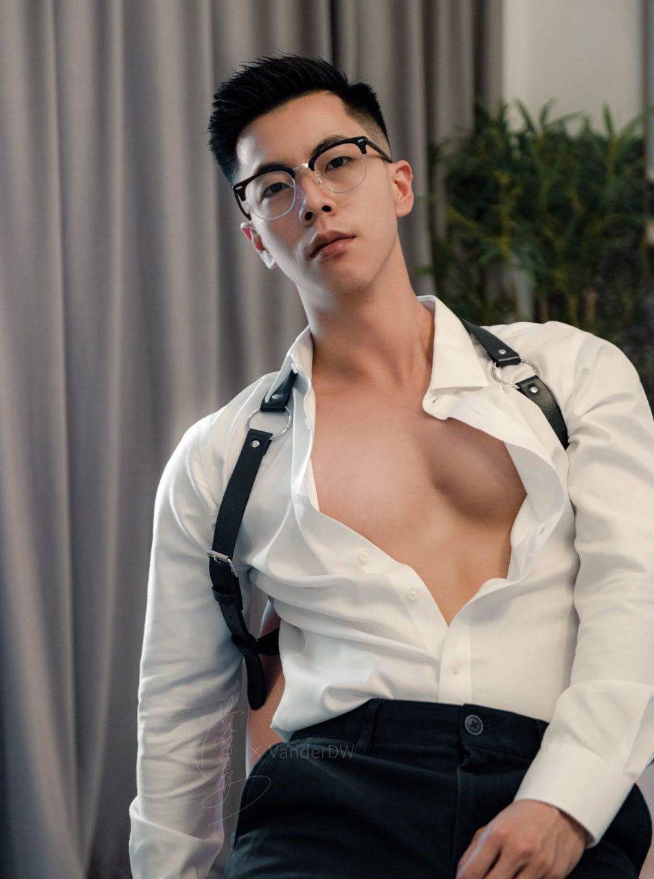 หนุ่มหล่อขึ้นปก 979.3