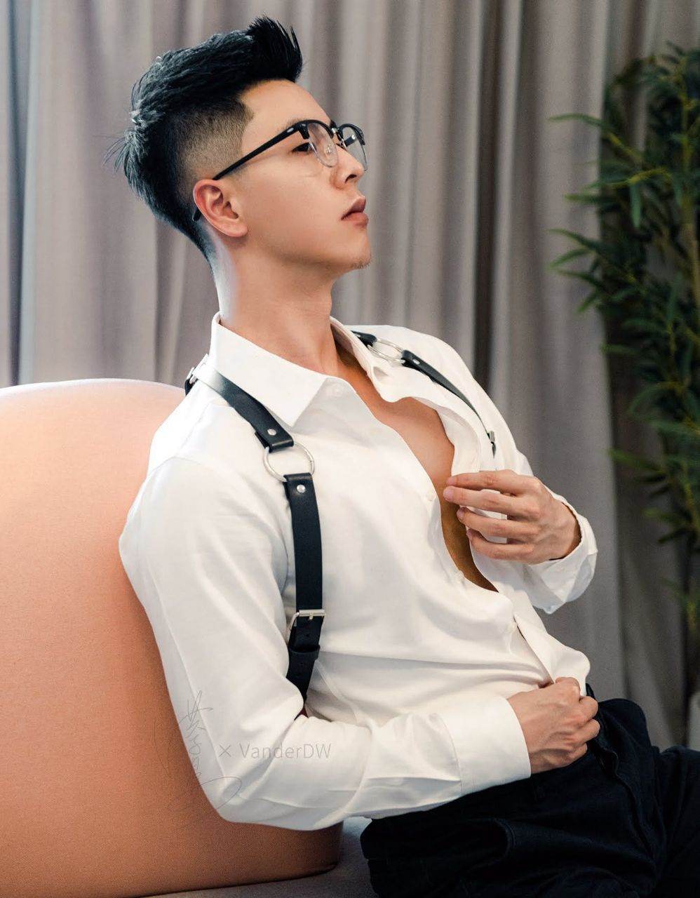 หนุ่มหล่อขึ้นปก 979.3
