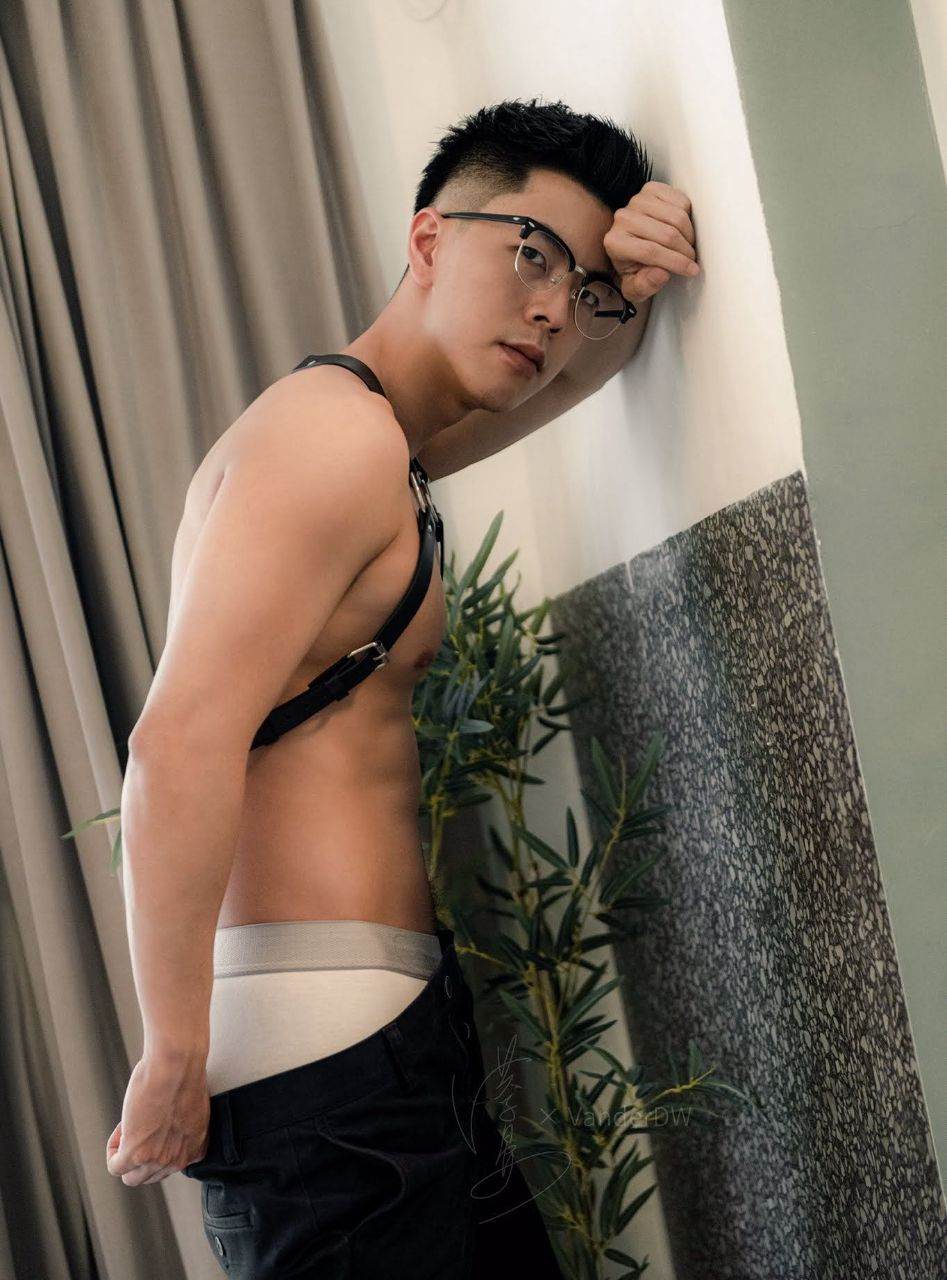หนุ่มหล่อขึ้นปก 979.3