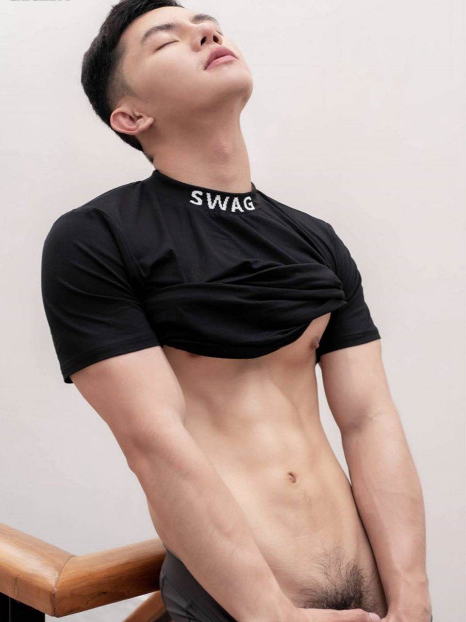 หนุ่มหล่อขึ้นปก 981.3