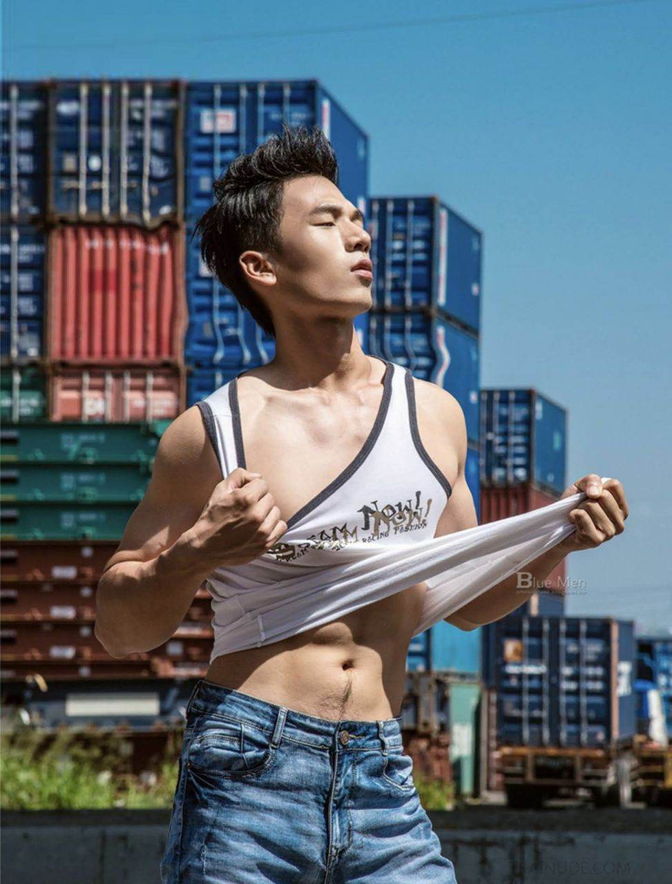 หนุ่มหล่อขึ้นปก 984