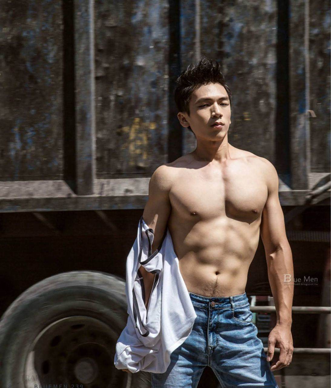 หนุ่มหล่อขึ้นปก 984