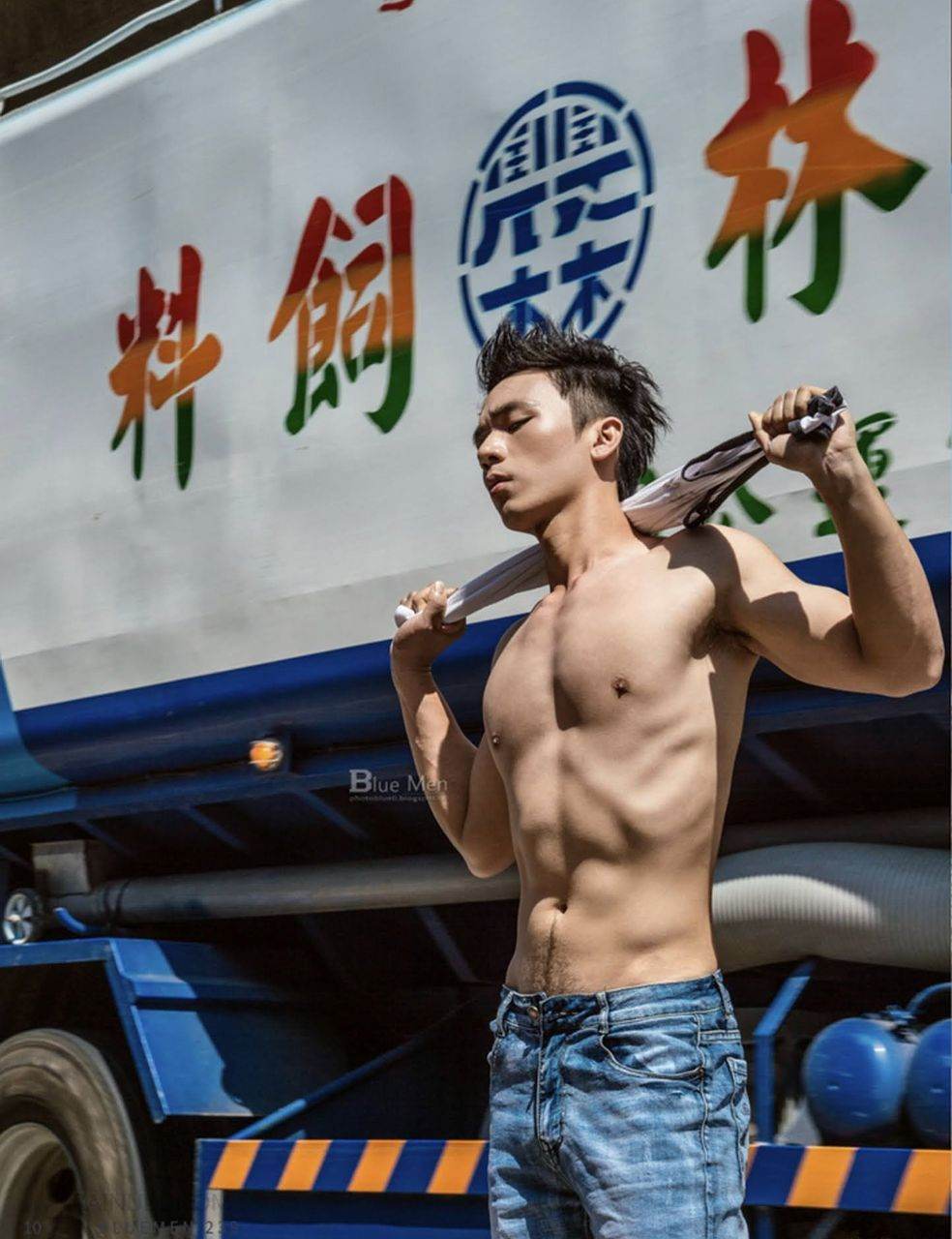 หนุ่มหล่อขึ้นปก 984