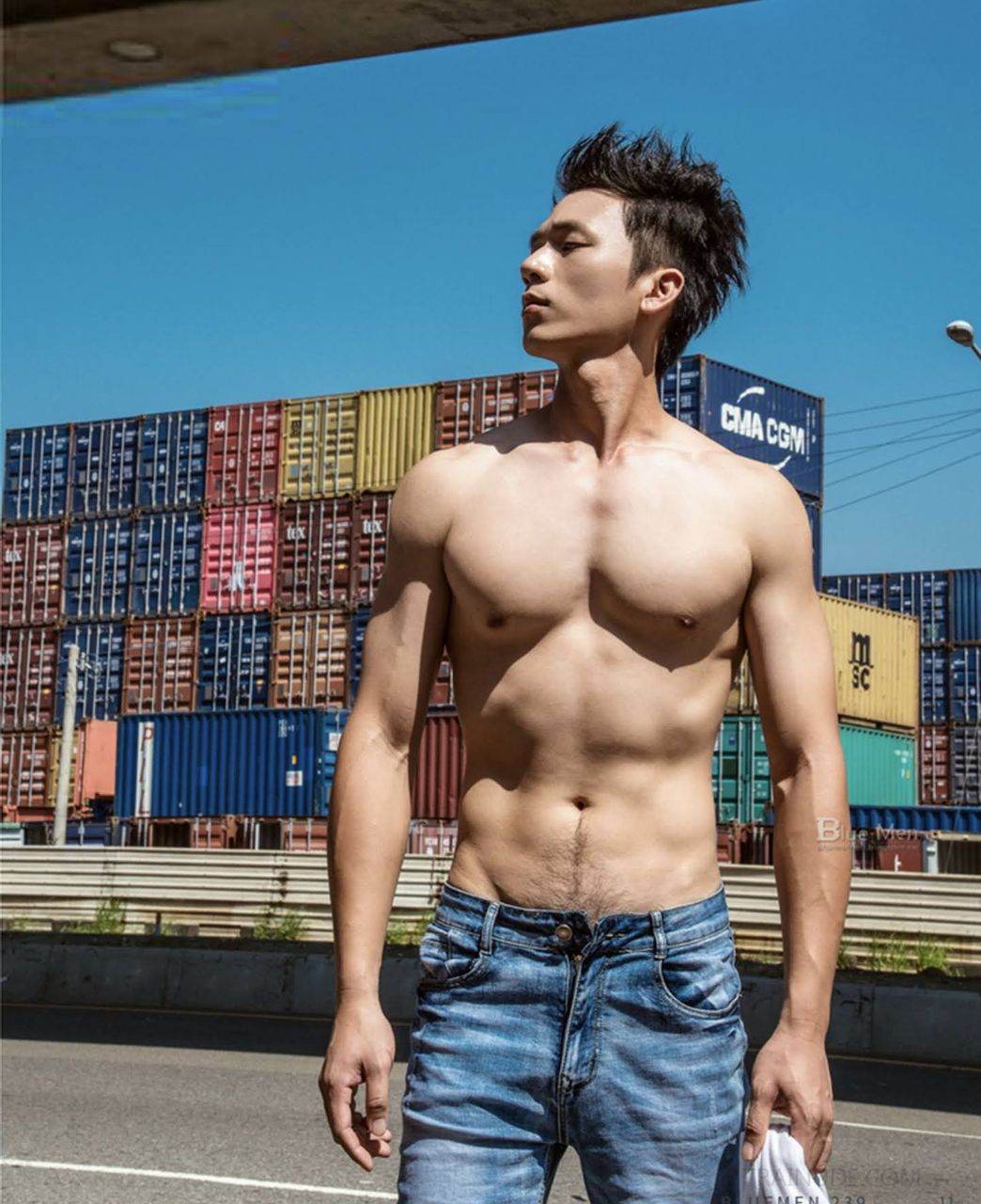 หนุ่มหล่อขึ้นปก 984