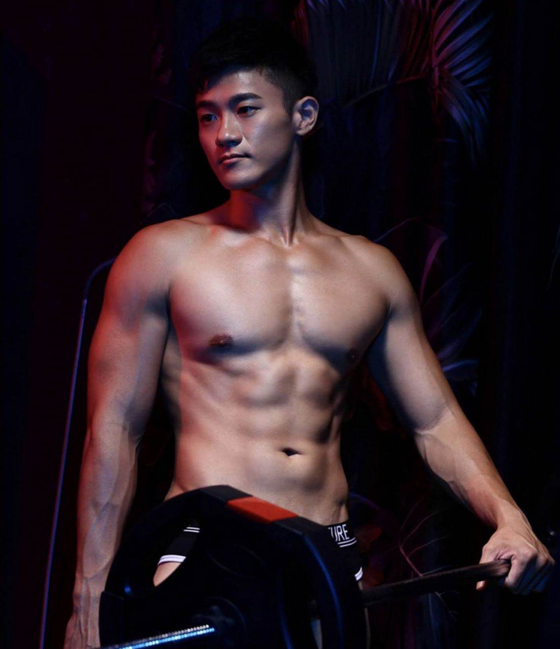 หนุ่มหล่อขึ้นปก 987