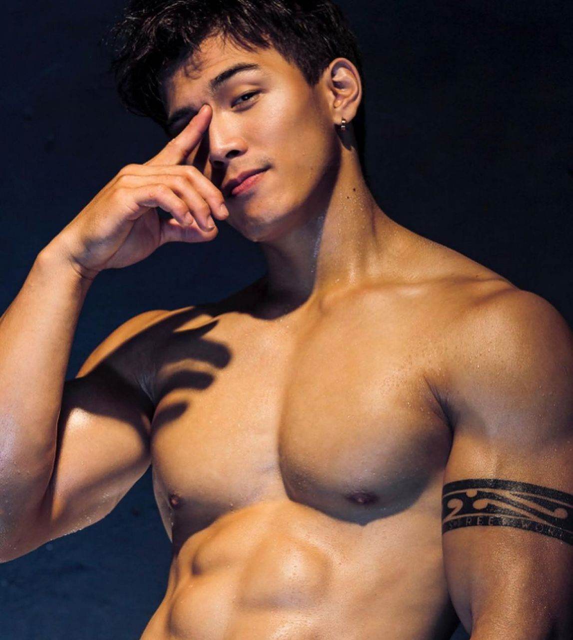 หนุ่มหล่อขึ้นปก 969.4