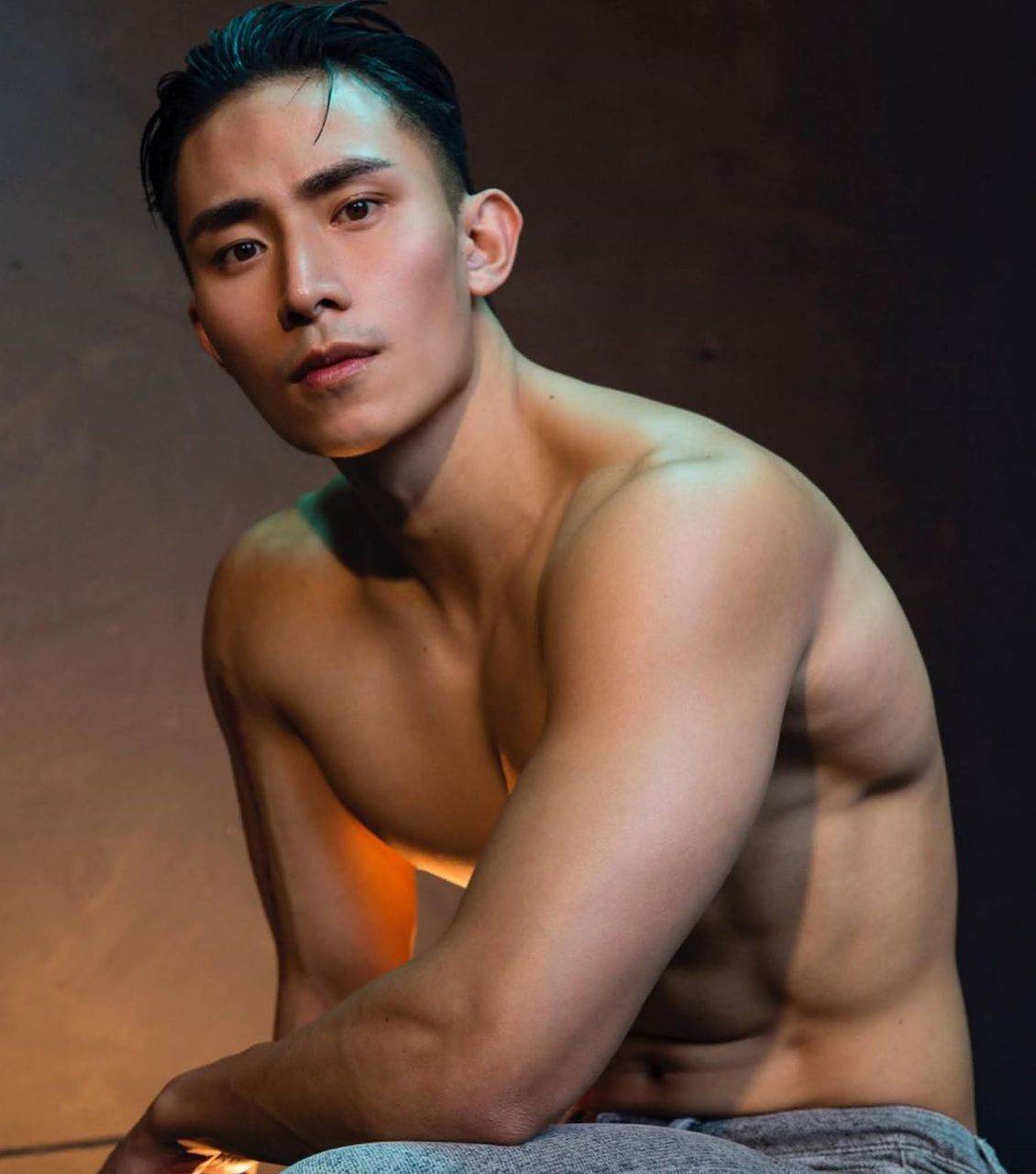 หนุ่มหล่อขึ้นปก 969.4