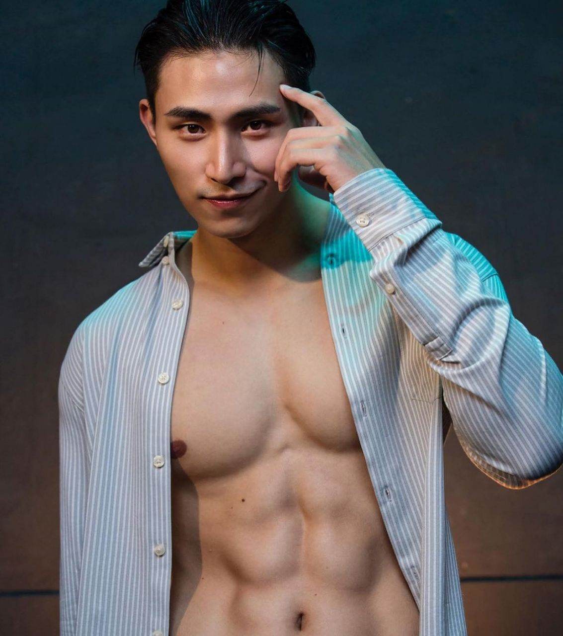 หนุ่มหล่อขึ้นปก 969.4