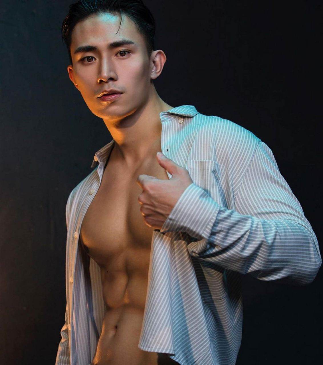 หนุ่มหล่อขึ้นปก 969.4