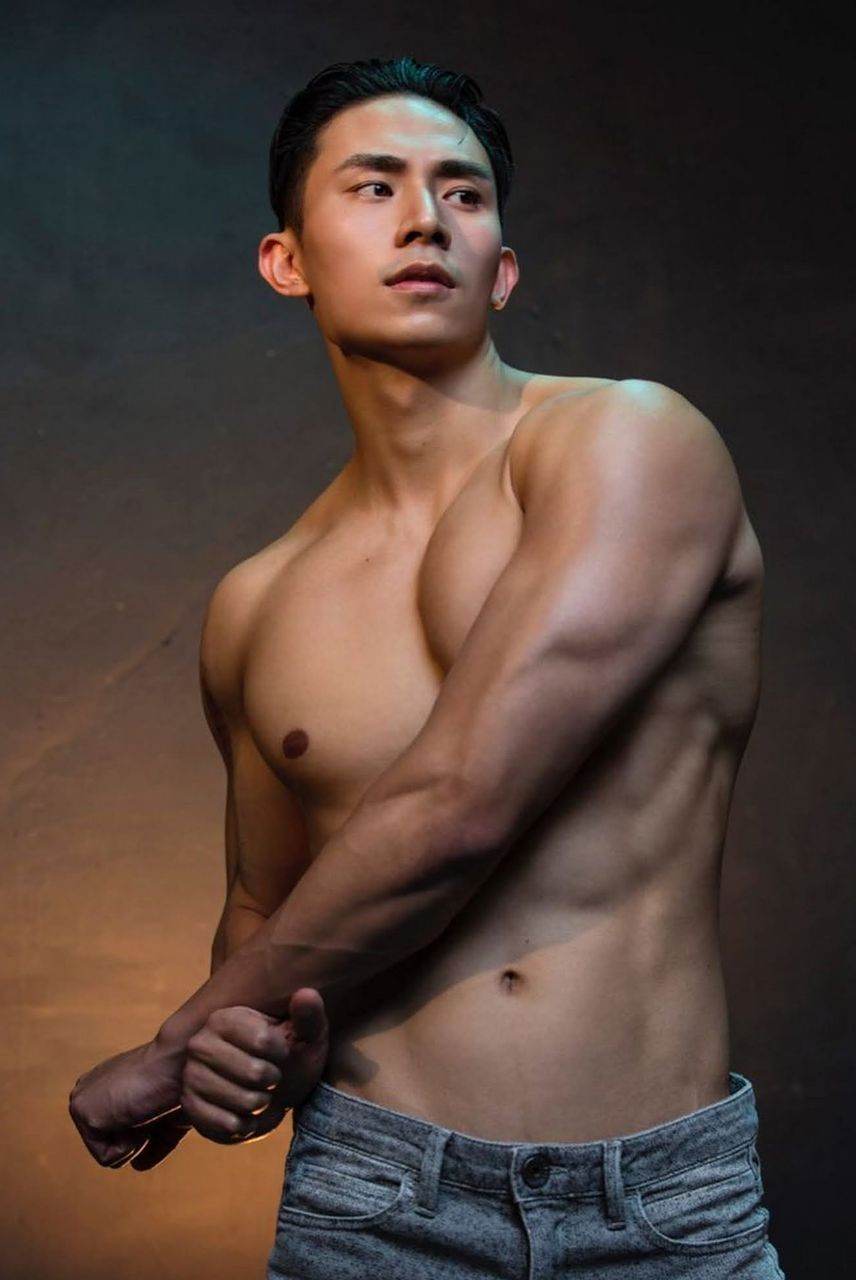 หนุ่มหล่อขึ้นปก 969.4